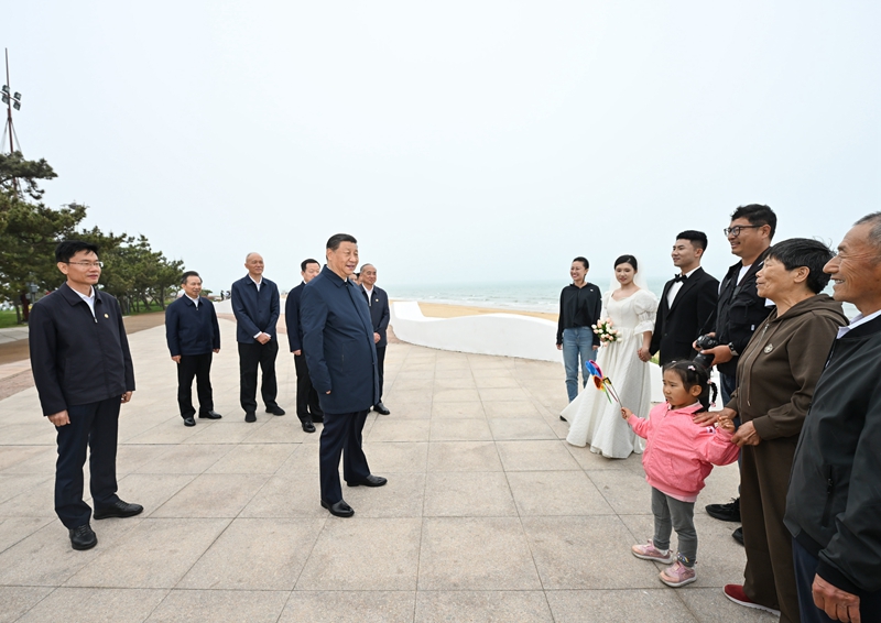 5月22日至24日，中共中央總書(shū)記、國(guó)家主席、中央軍委主席習(xí)近平在山東考察。這是22日下午，習(xí)近平在日照市陽(yáng)光海岸綠道同市民親切交流。