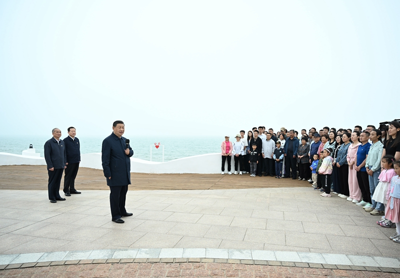 5月22日至24日，中共中央總書(shū)記、國(guó)家主席、中央軍委主席習(xí)近平在山東考察。這是22日下午，習(xí)近平在日照市陽(yáng)光海岸綠道同市民和游客親切交流。